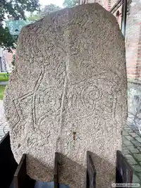 Runsten Hunnestadsmonumentet, DR285, 