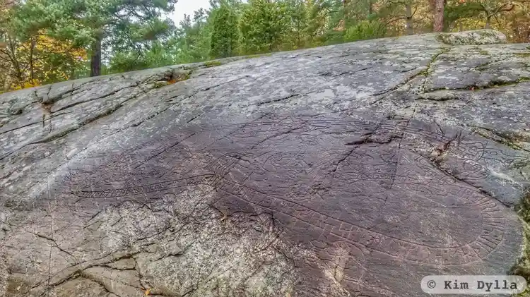 Fotografi av Runhäll Sigurdsristningen, Sö101, L1984:2567 taget av Kim Dylla