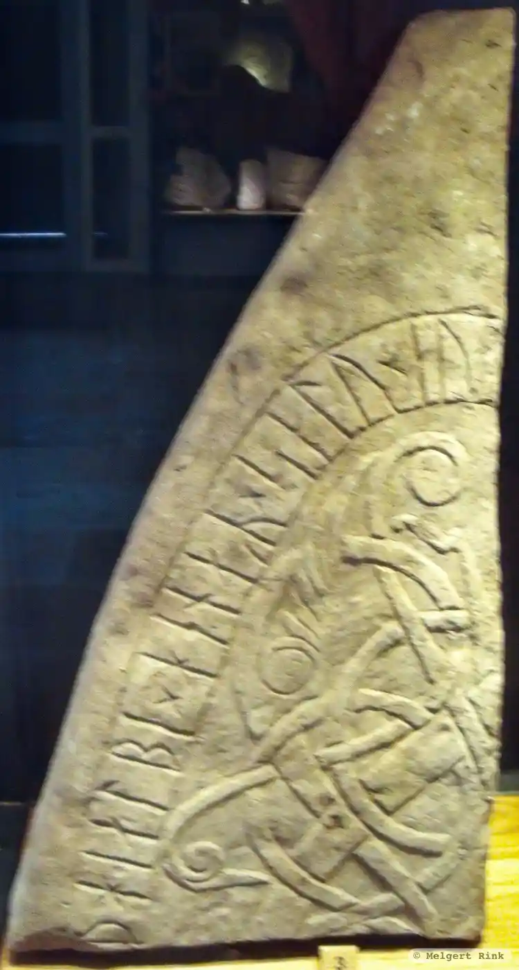 Fotografi av Runristning i gravkontext ÖlKöping2, L1957:2116 taget av Melgert Rink