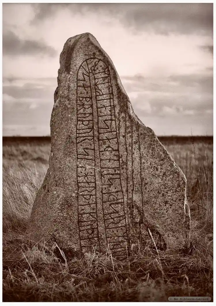 Fotografi av Runsten DR268, L1989:3598 taget av Bo Sibbern-Larsen