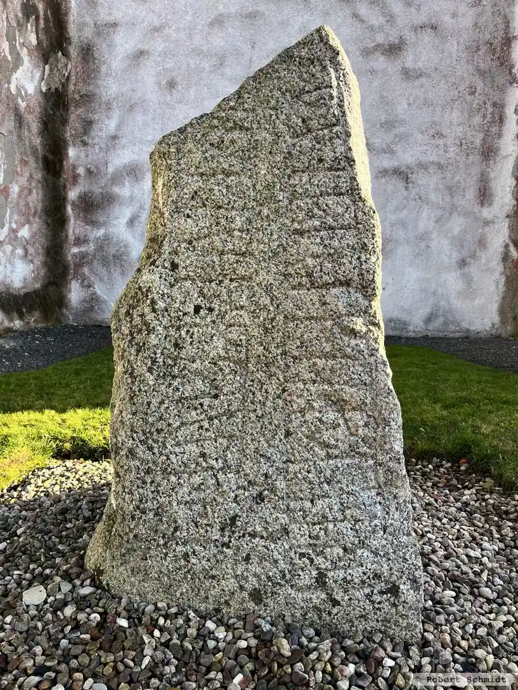 Fotografi av Runsten DR281, L1988:6585 taget av Robert Schmidt