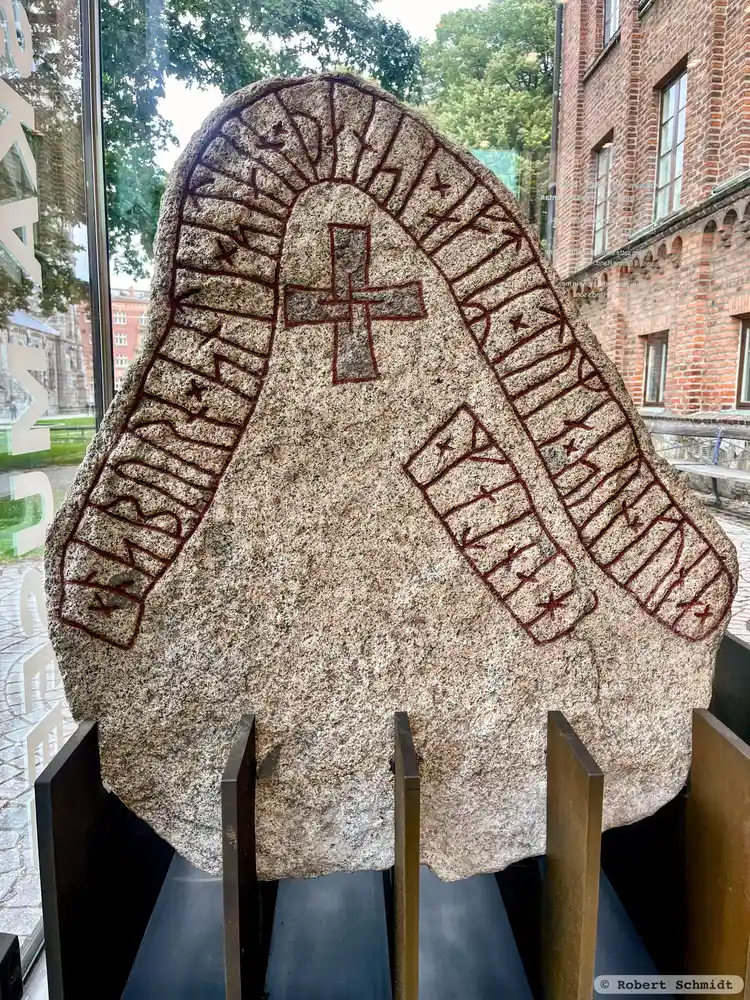 Fotografi av Runsten DR283, L1988:5329 taget av Robert Schmidt