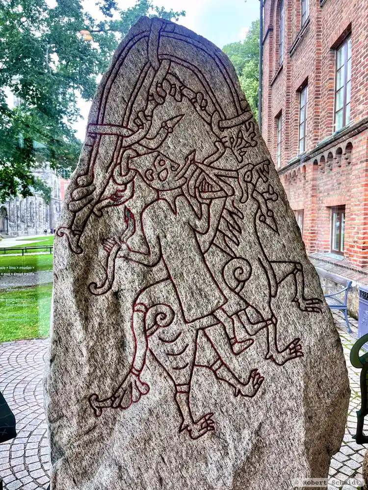 Fotografi av Runsten DR284, L1988:4658 taget av Robert Schmidt