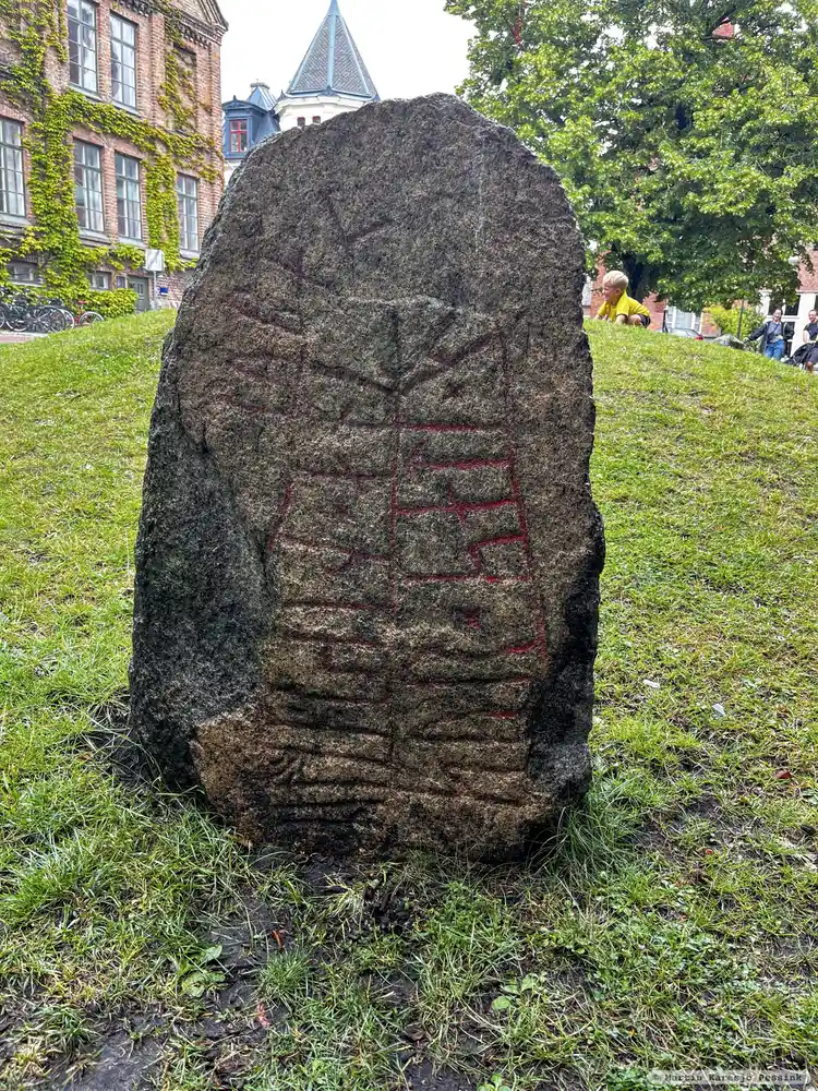 Fotografi av Runsten DR331, L1988:5244 taget av Martin Kåresjö Pessink