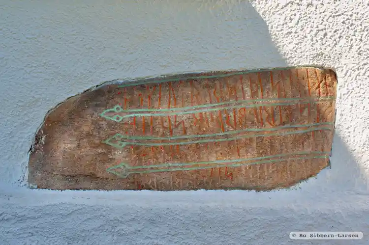 Fotografi av Runsten Hällestadsstenarna, DR296, L1989:8974 taget av Bo Sibbern-Larsen