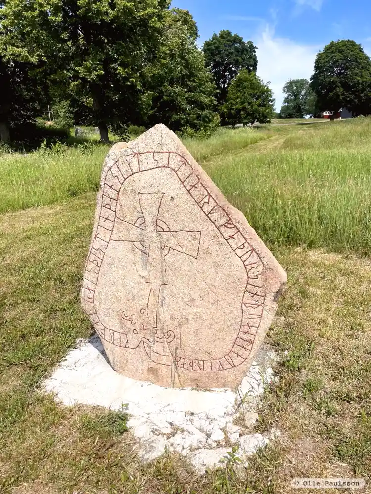 Fotografi av Runsten Helleröstenen, L2023:3035 taget av Olle Paulsson