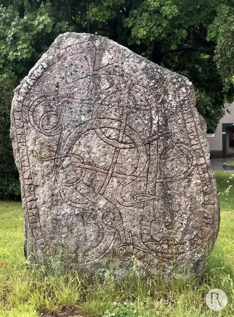 Fotografi av Runsten Kummelbystenen, UFv1953;263, L2015:4509 taget av Niklas Vackerdag