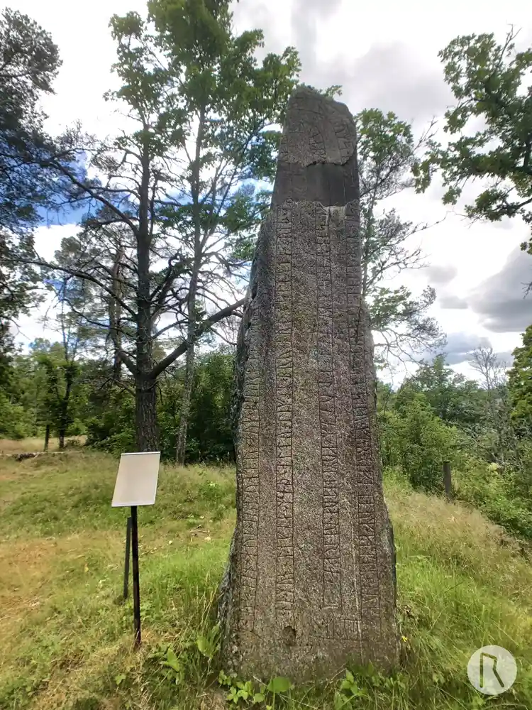 Fotografi av Runsten Sälnastenen, U323, L2015:5355 taget av Niklas Vackerdag