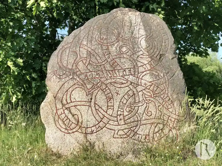 Fotografi av Runsten Skälbystenen, U279, L2017:4063 taget av Niklas Vackerdag