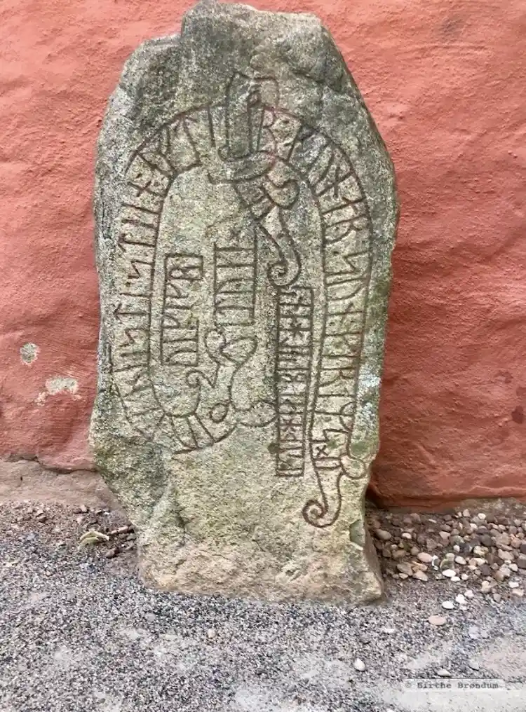 Fotografi av Runsten Sm10, L1953:2489 taget av Birthe Brøndum