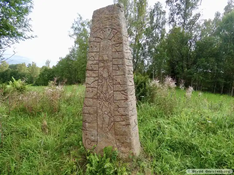 Fotografi av Runsten Sm133, L1974:7508 taget av Bernd Gerstenberg