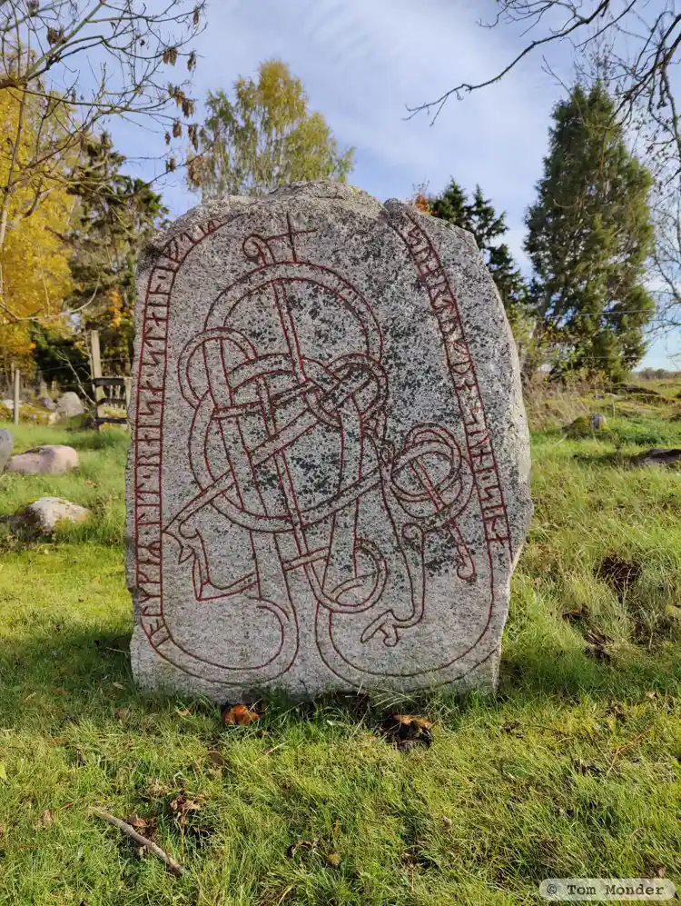 Fotografi av Runsten U1014, L1941:4592 taget av Tom Monder