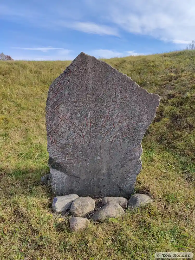 Fotografi av Runsten U1021, L1944:9114 taget av Tom Monder
