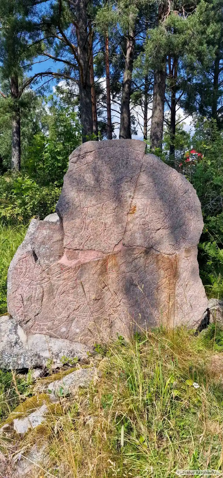 Fotografi av Runsten U1043, L1942:9447 taget av Jukka Kivikoski
