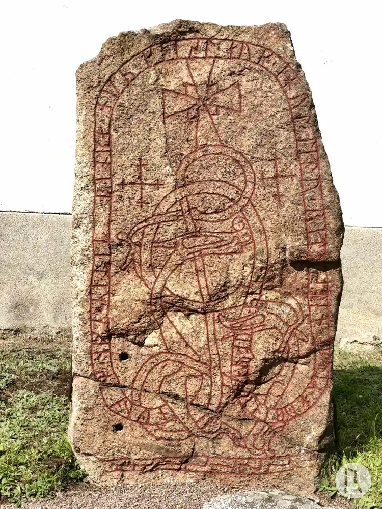 Fotografi av Runsten U1047, L1944:6169 taget av Niklas Vackerdag