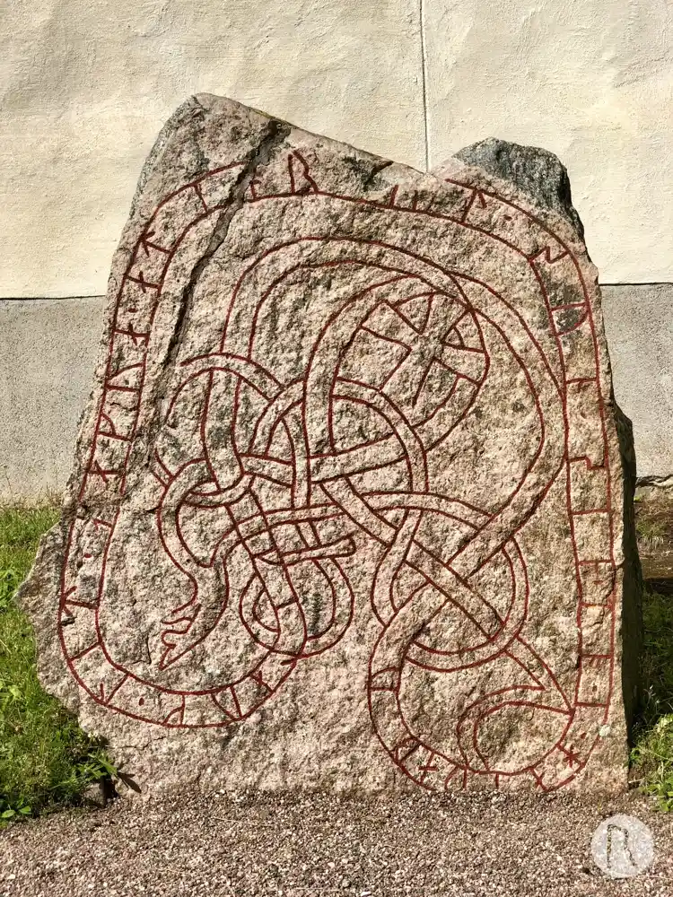 Fotografi av Runsten U1048, L1944:6238 taget av Niklas Vackerdag
