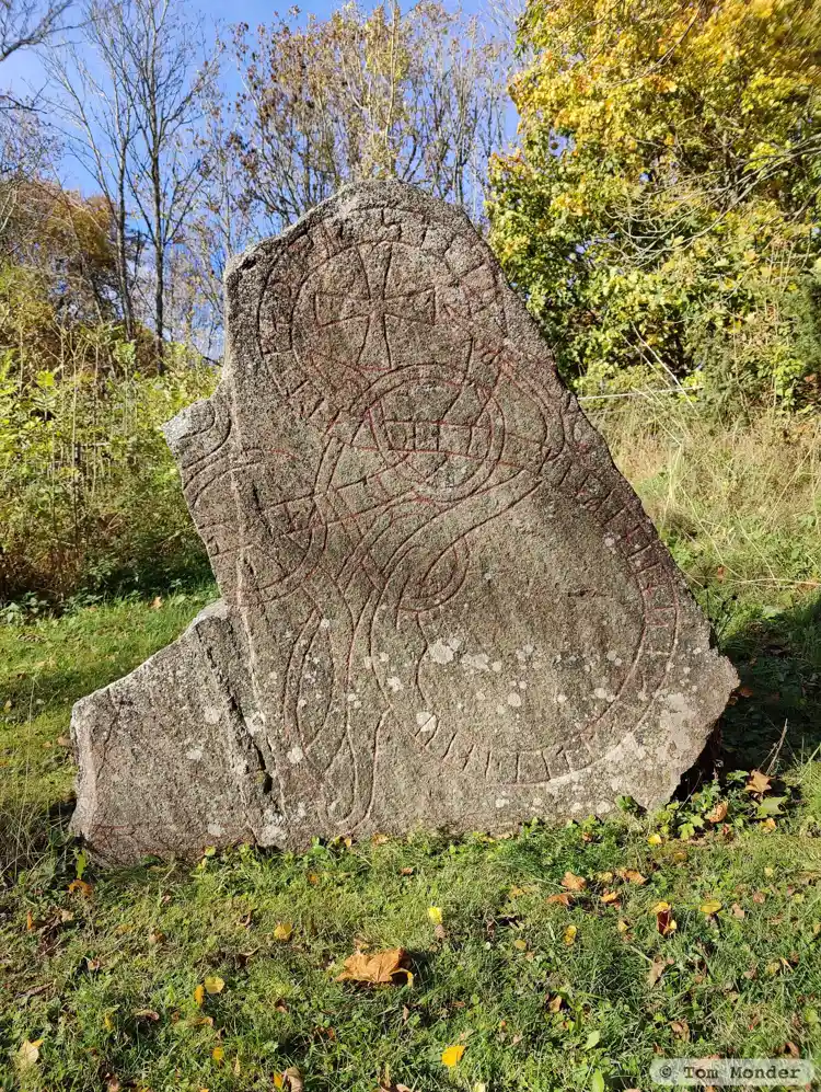 Fotografi av Runsten U1089, L1944:9048 taget av Tom Monder