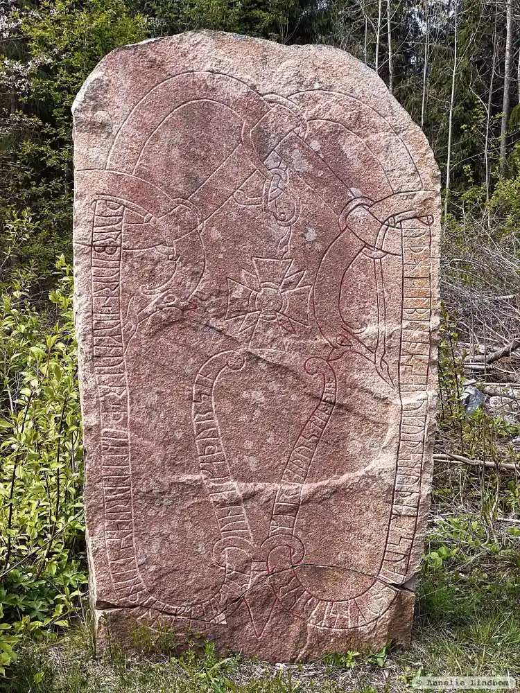 Fotografi av Runsten U1149, L1941:8449 taget av Annelie Lindbom