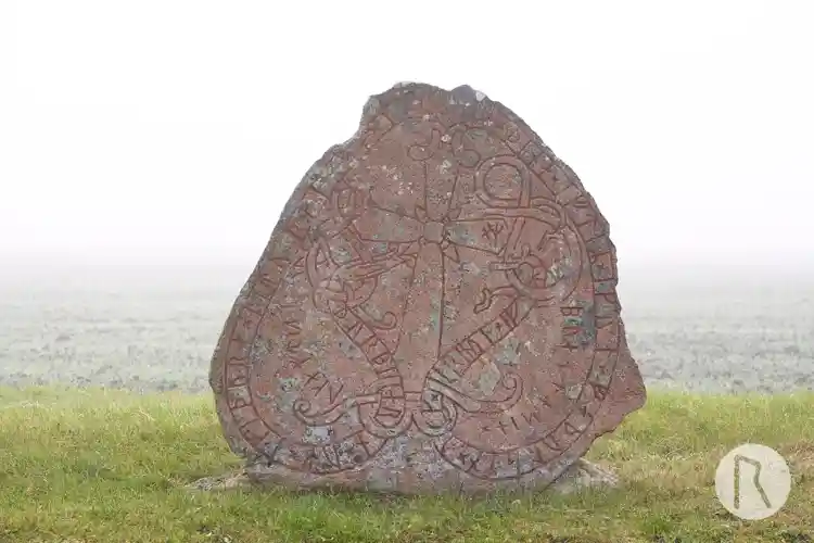 Fotografi av Runsten U151, L2014:266 taget av Niklas Vackerdag