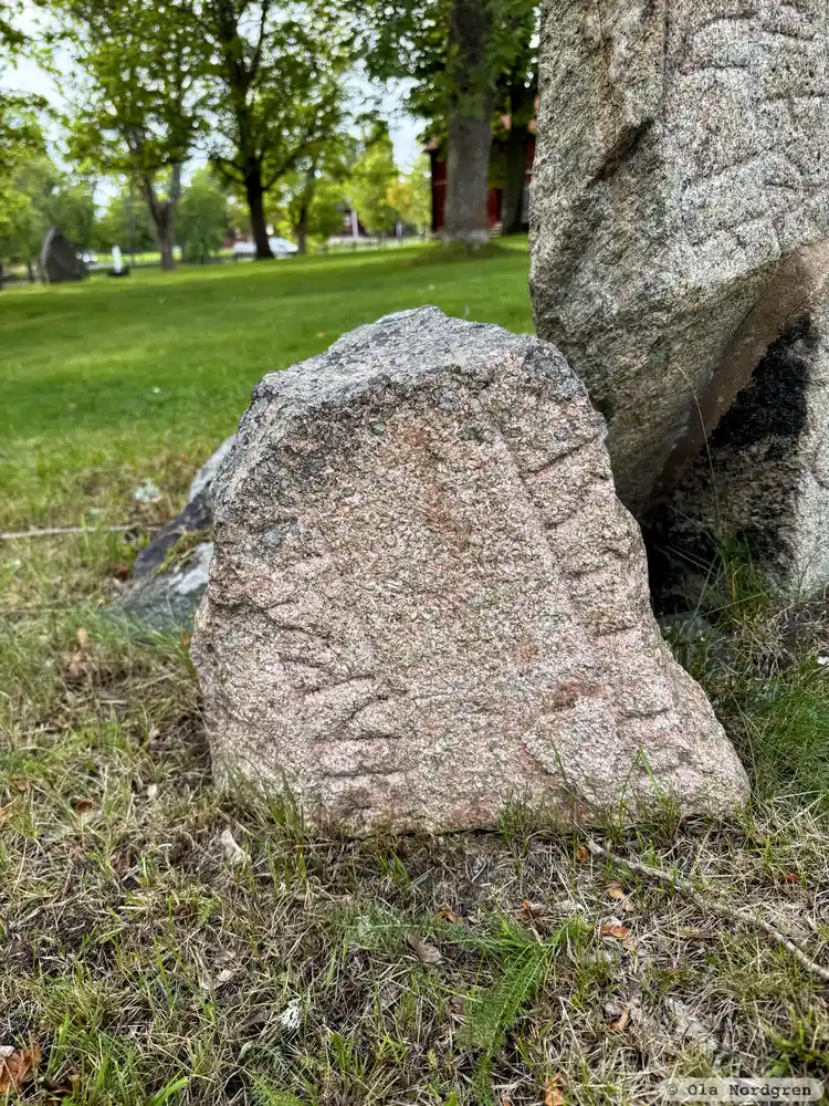 Fotografi av Runsten U242, L2014:2234 taget av Ola Nordgren