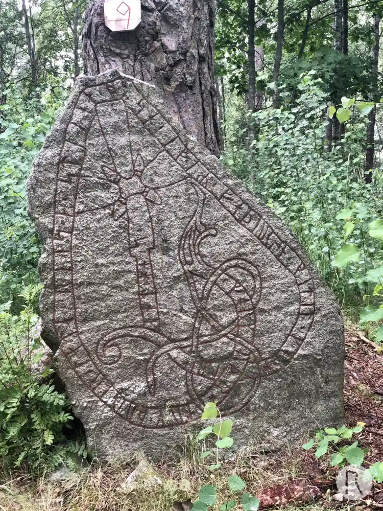 Fotografi av Runsten Vilundastenarna, U293, L2017:4667 taget av Niklas Vackerdag